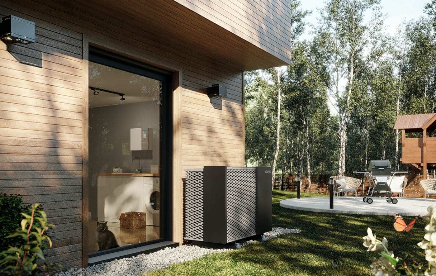 Pompe à chaleur air-eau Atlantic Ixtra M avec unité intérieure et extérieure en ambiance jardin