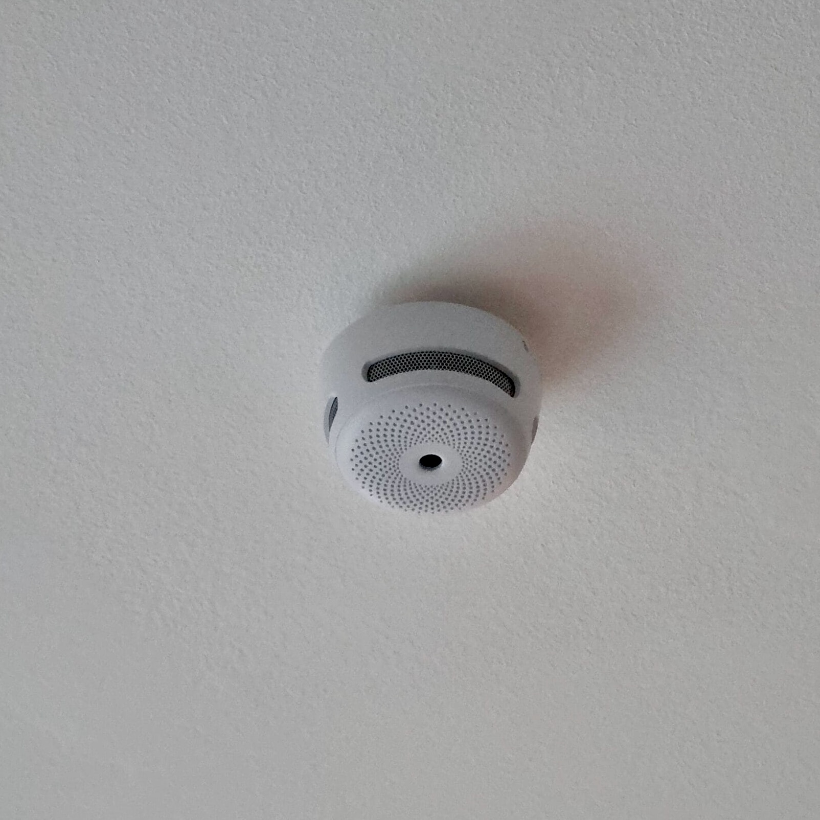 Détecteur de fumée X-Sense connecté installé au plafond
