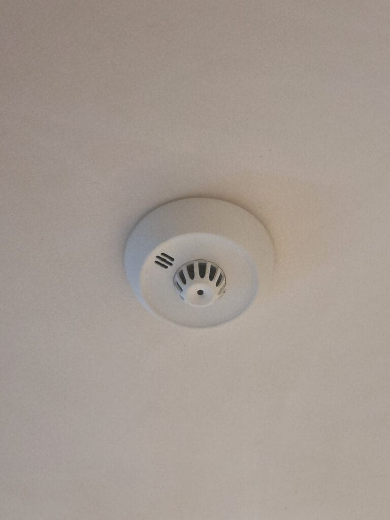 Détecteur de chaleur X-Sense XH02-M installé au plafond