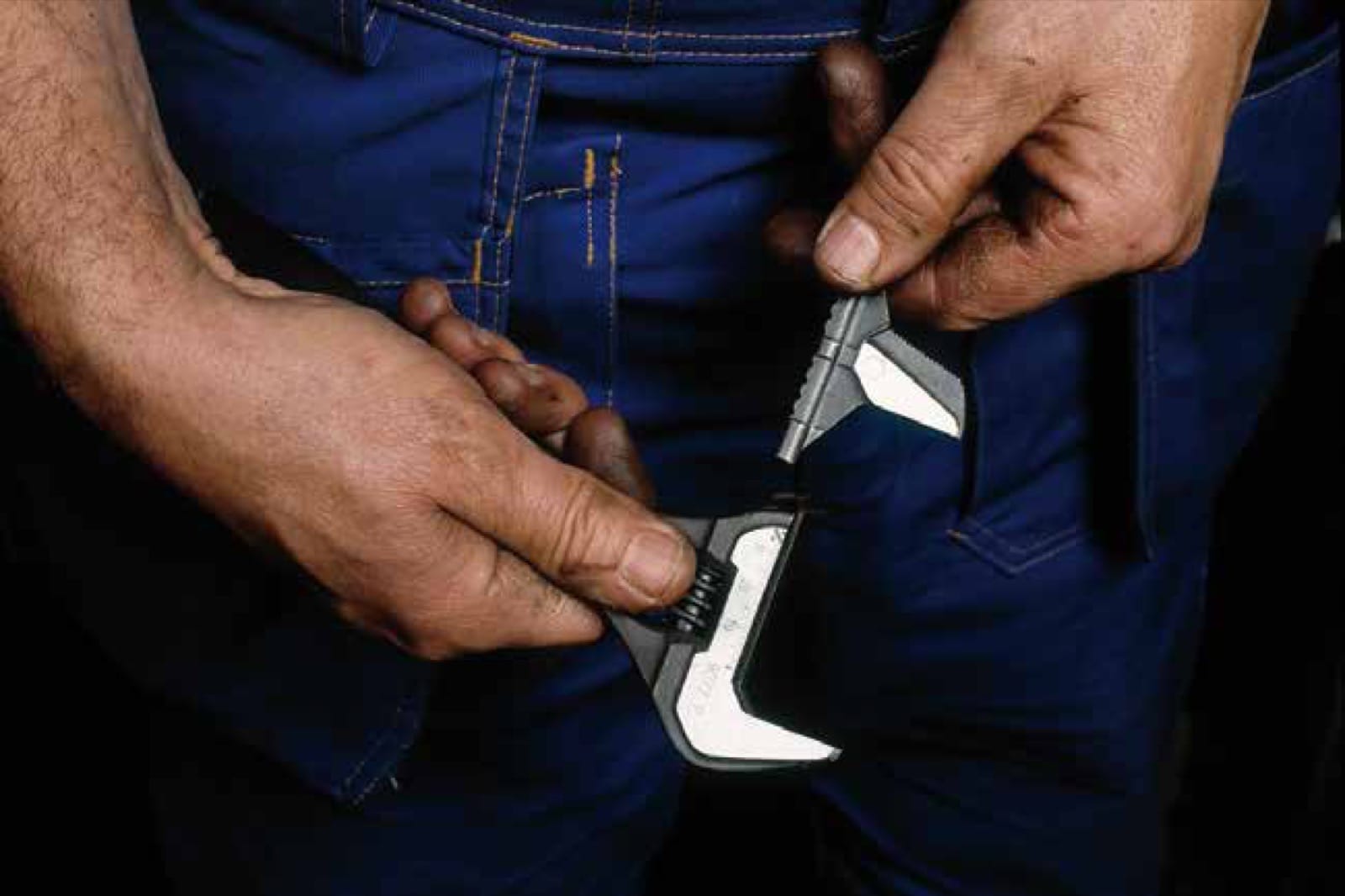 Clé à molette Bahco ERGO tenue à deux mains pendant le réglage de son ouverture