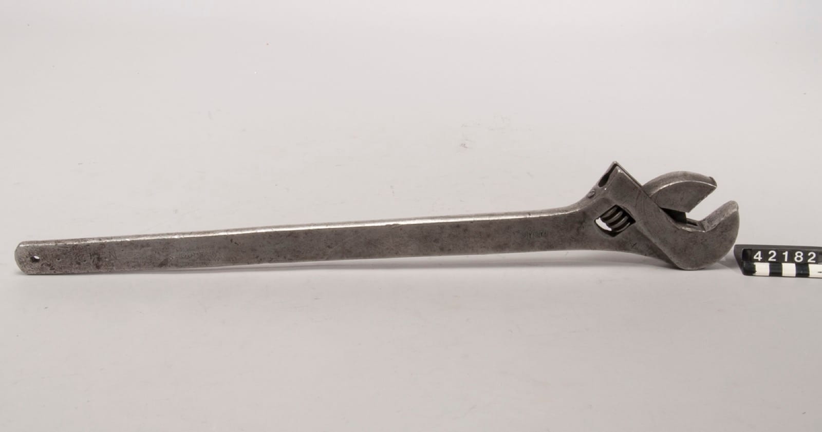Grande clé à molette ancienne portant les marquages Bahco Made in Sweden No 4 et Karl Åhs