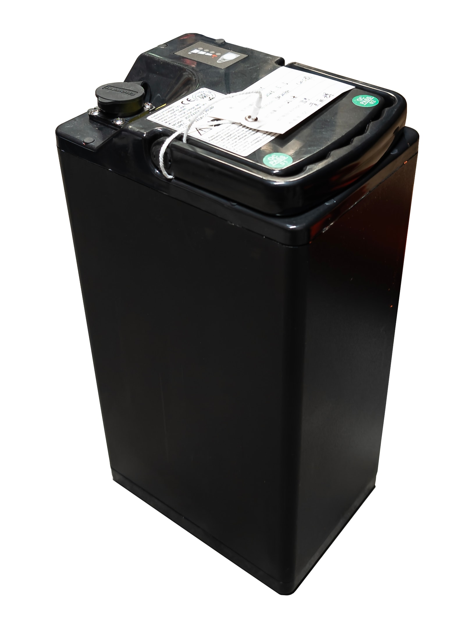 Batterie noire au format trapézoïdal avec une étiquette blanche attachée par une ficelle et un connecteur de charge sur le dessus.