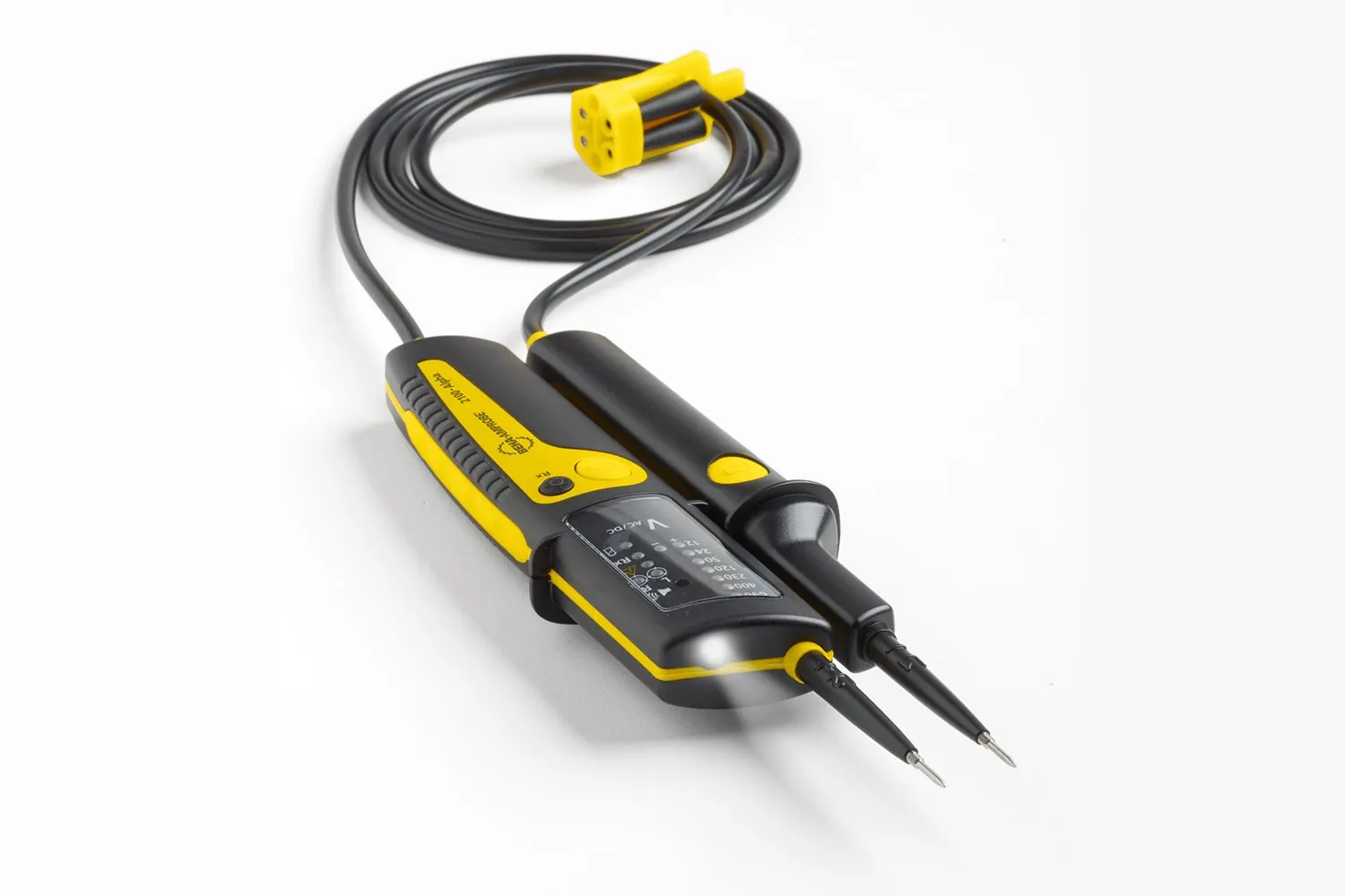 Testeur deux pôles Beha-Amprobe 2100-Alpha relié par un câble et posé sur fond blanc
