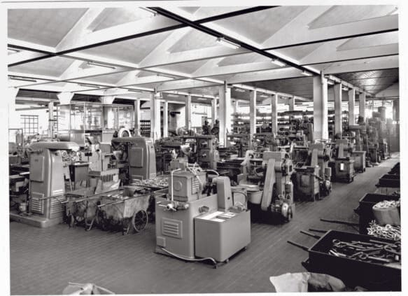 Atelier de fabrication avec machines et établis dans une archive Beta des années 1960