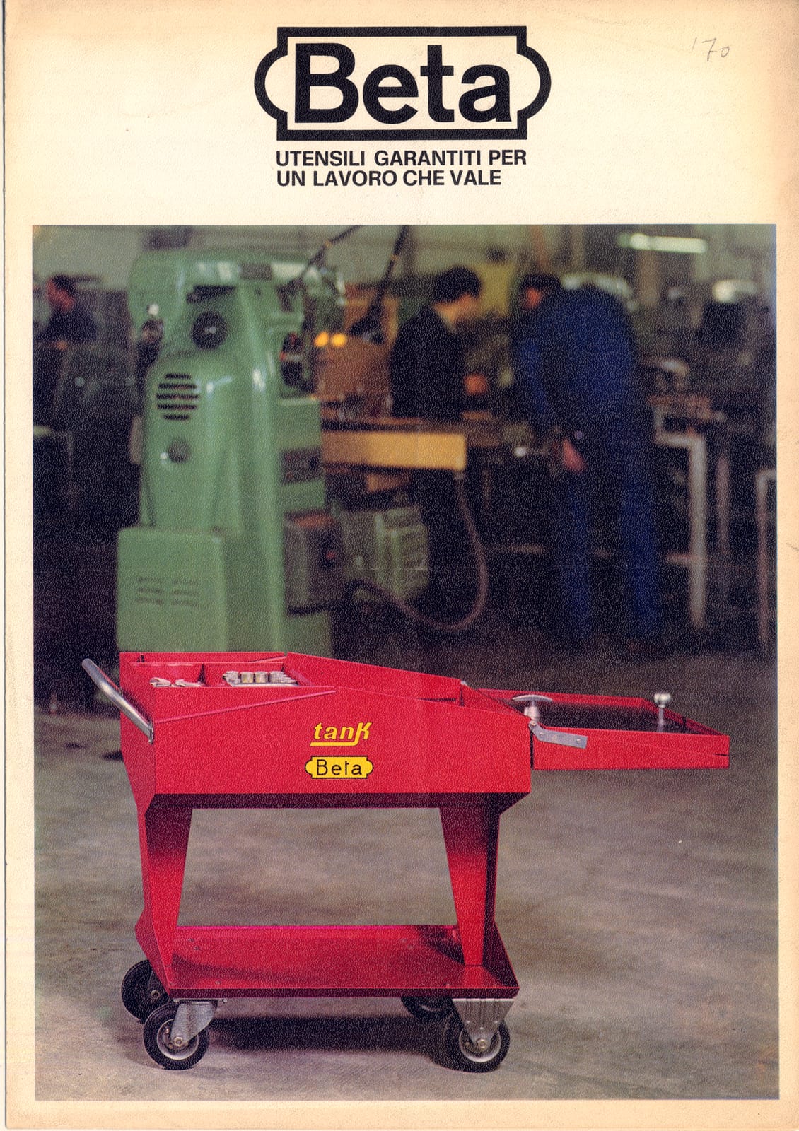 Chariot d’atelier rouge Tank C25 Beta dans une archive de la marque