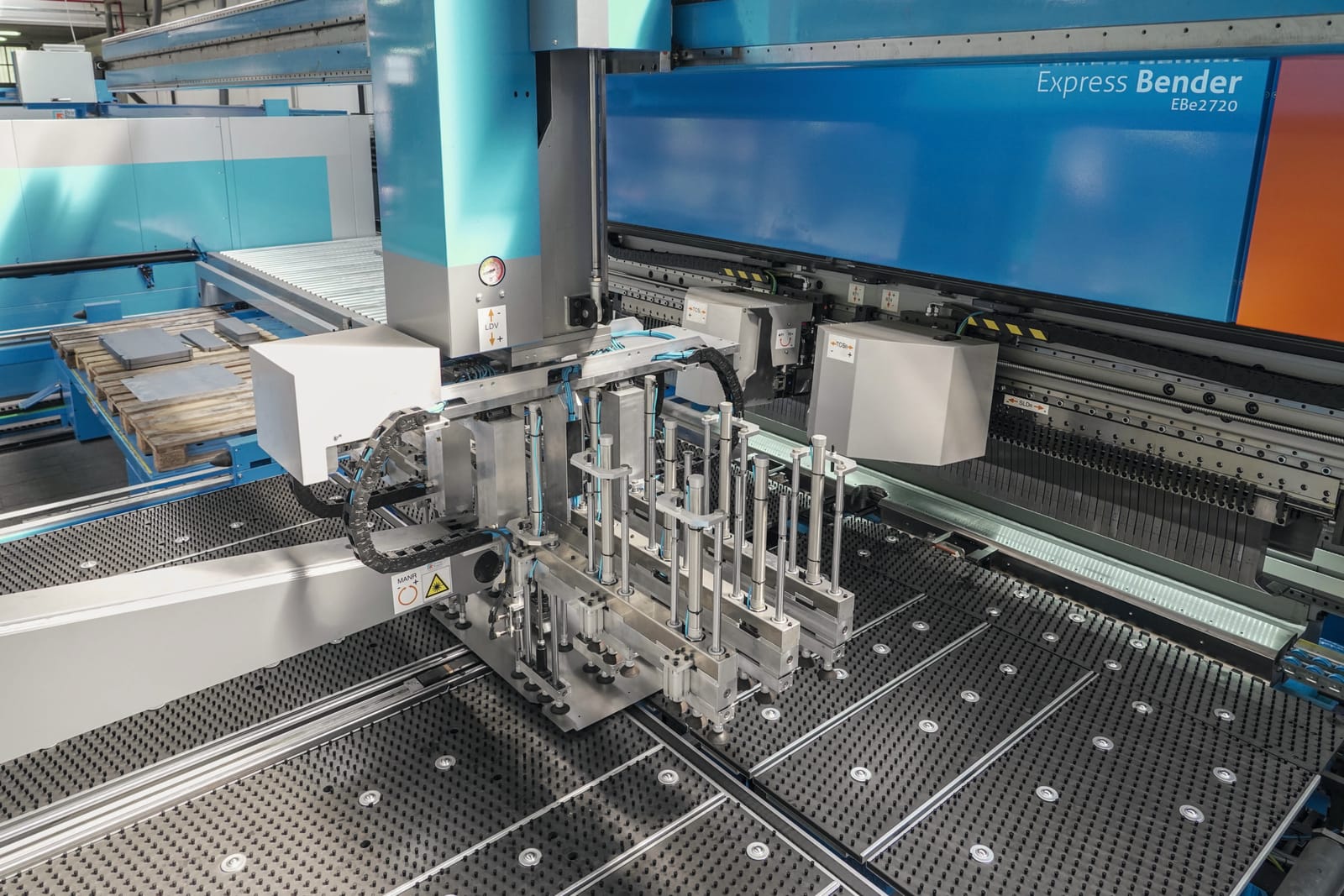 Machine de pliage de tôle et système automatisé dans une usine associée au Groupe Beta