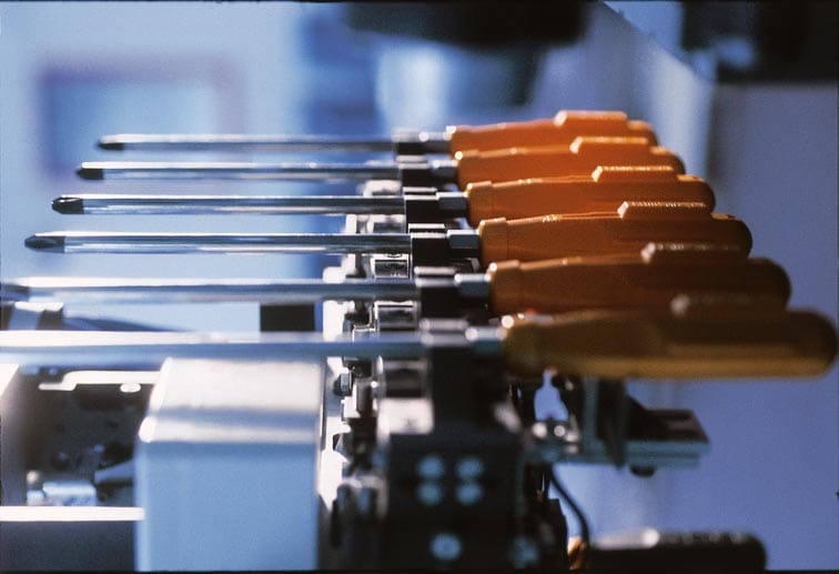 Tournevis orange sortant d’une ligne de production Beta