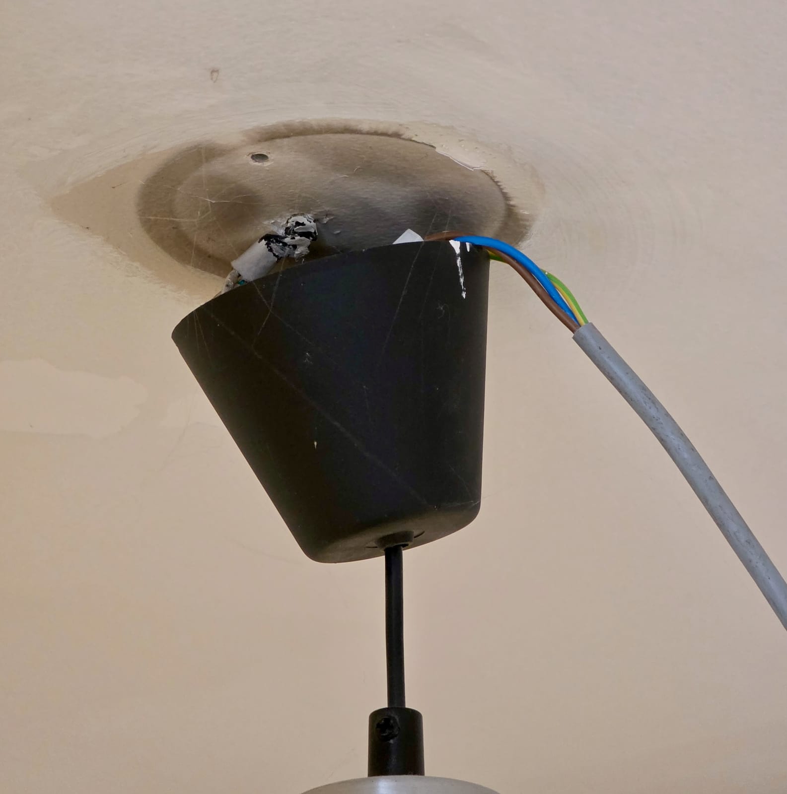 Base de luminaire détachée du plafond avec fils visibles