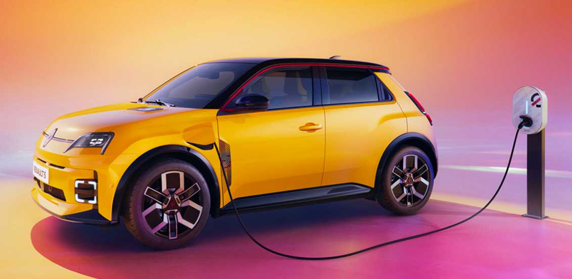 Renault 5 électrique raccordée à une borne de recharge