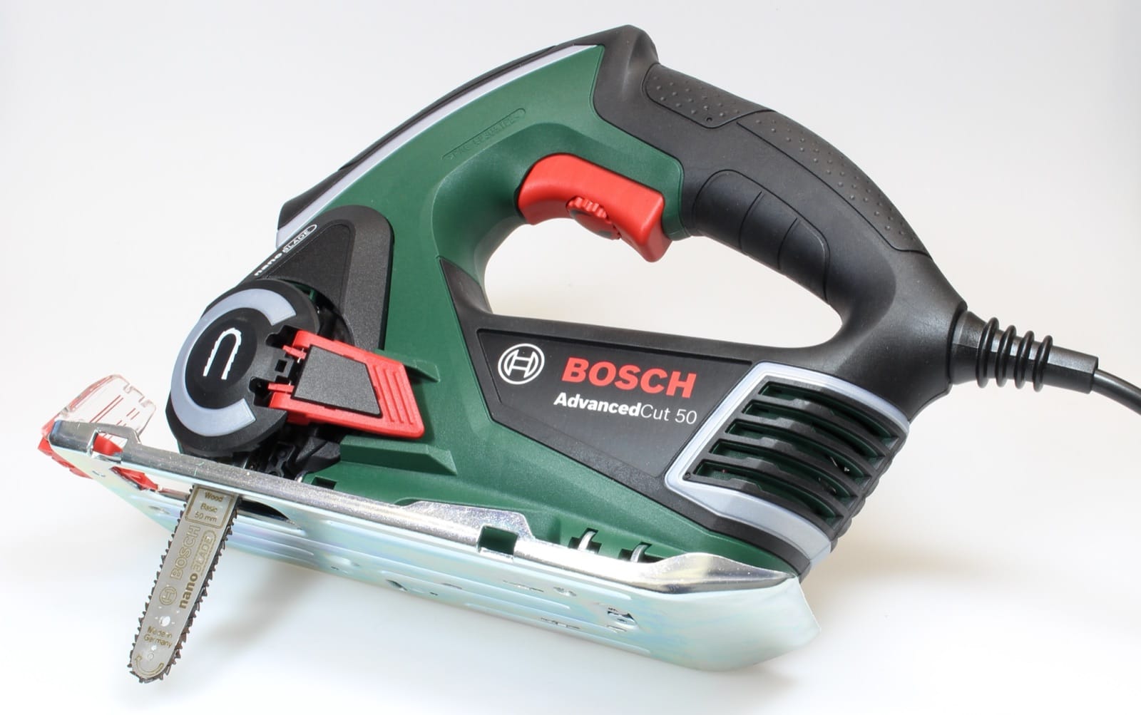 Outil multifonction vert Bosch AdvancedCut 50 posé sur une surface