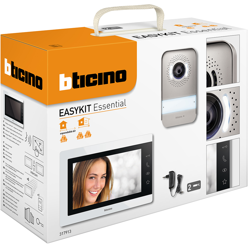 La boîte d’un kit visiophone Bticino EasyKit Essential montrant la platine de rue, le moniteur intérieur avec l’image d’une femme souriante, et les accessoires inclus.
