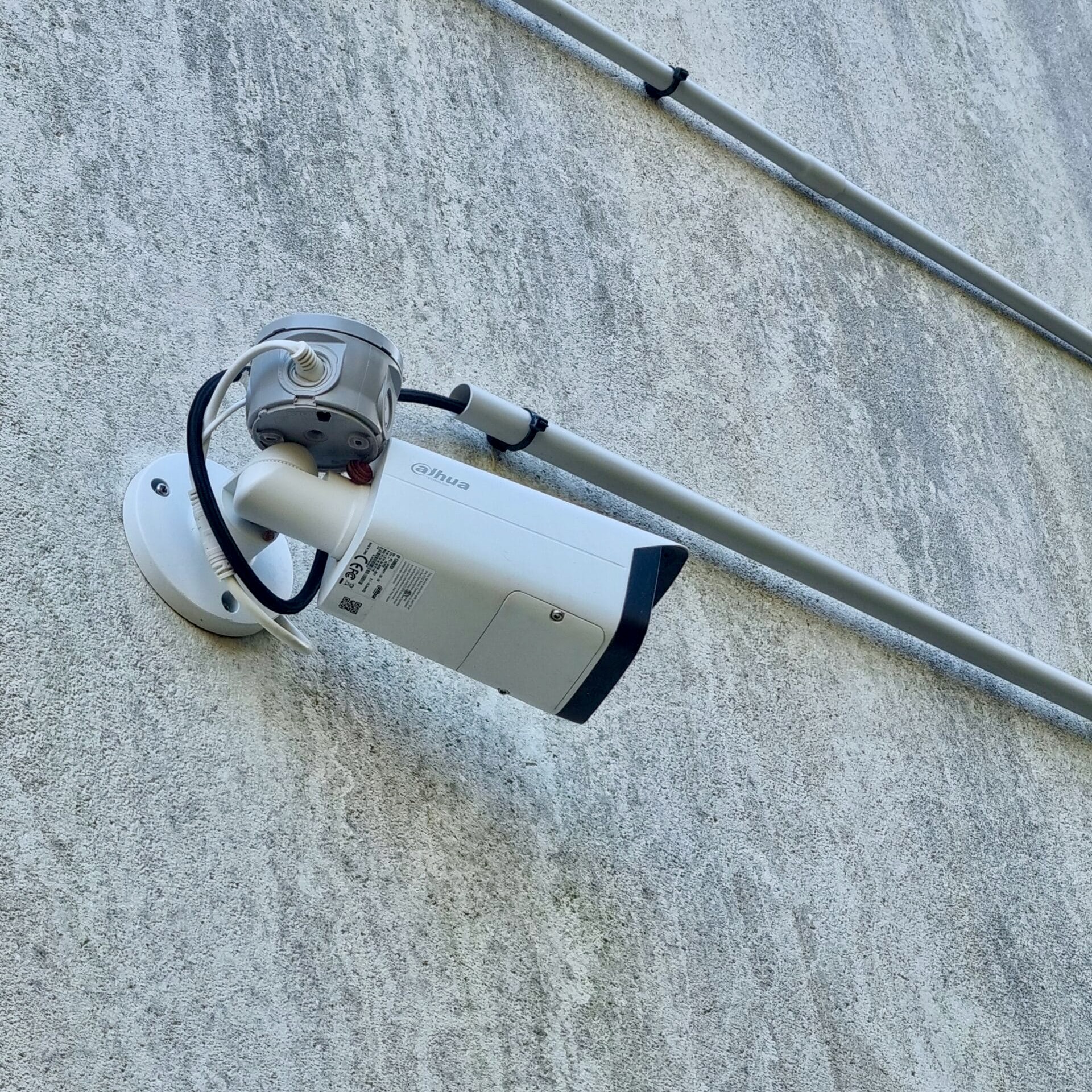 Caméra Dahua 5K extérieure sur mur blanc — infrarouge et fonctions IA