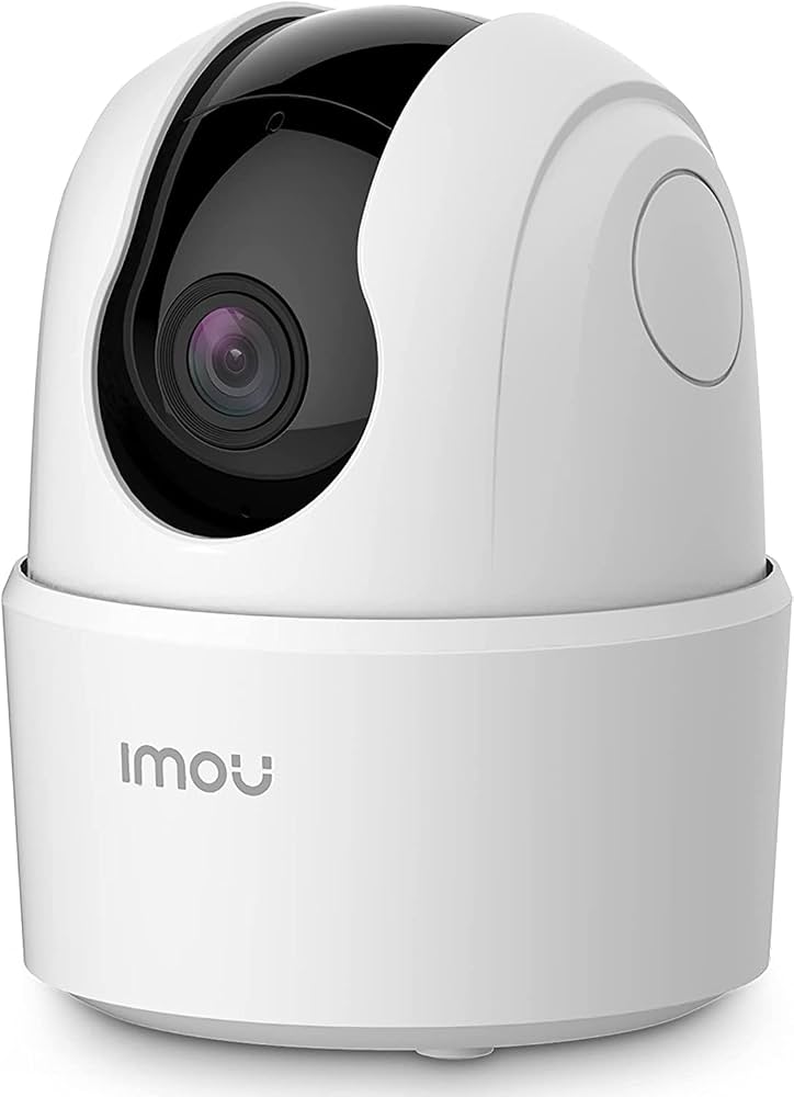 Une caméra de surveillance intérieure blanche rotative de marque Imou est photographiée sur fond blanc.