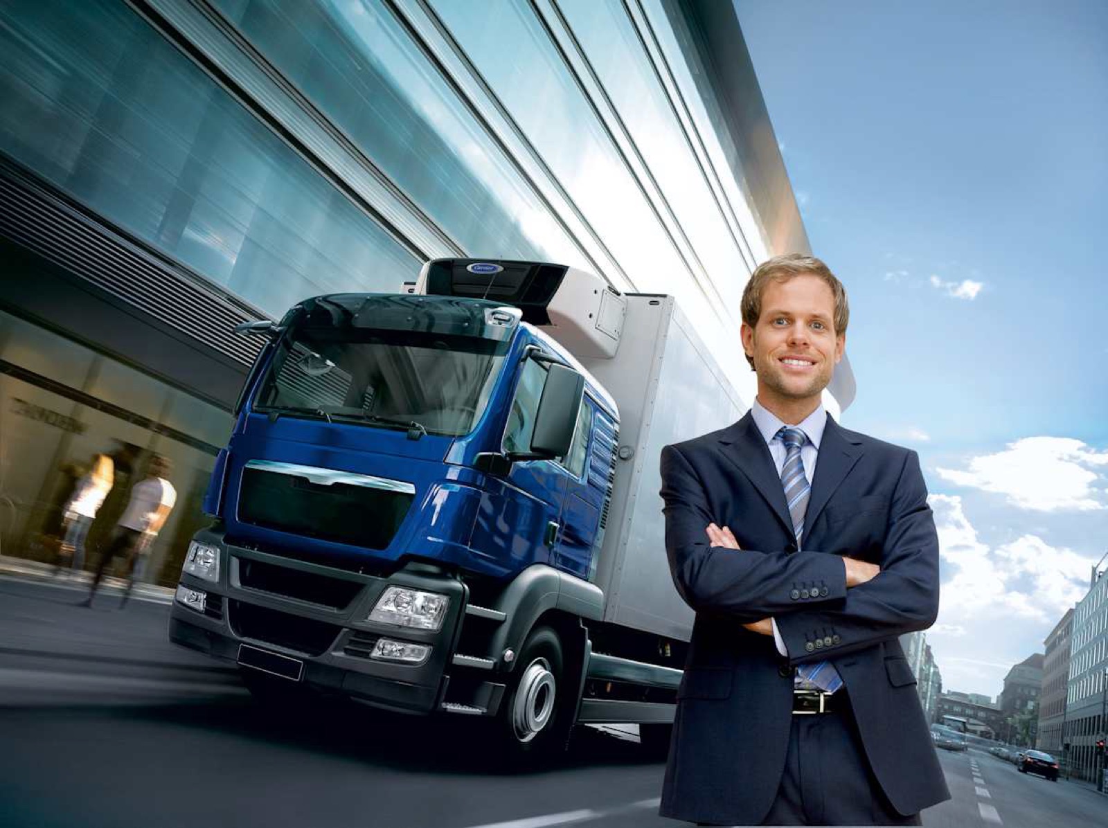 Camion porteur équipé d’un groupe frigorifique Carrier circulant sur route