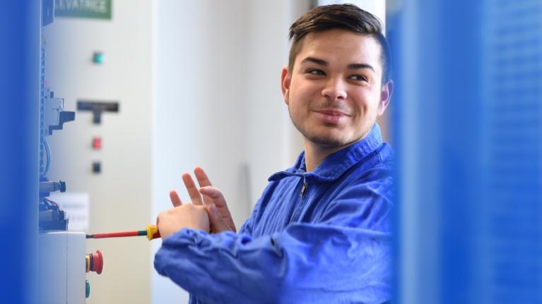 Apprenant en formation CAP électricien sur un plateau technique