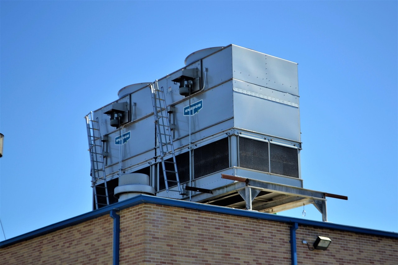 Tour de refroidissement industrielle installée sur une toiture, équipement de froid professionnel