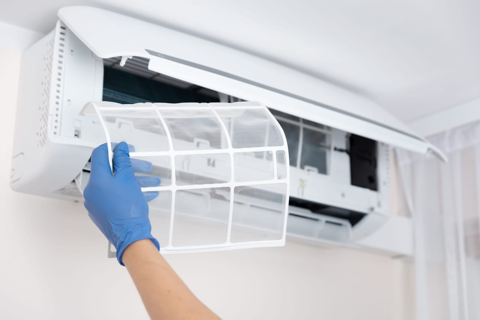 Installateur travaillant sur un équipement en froid et pompe à chaleur