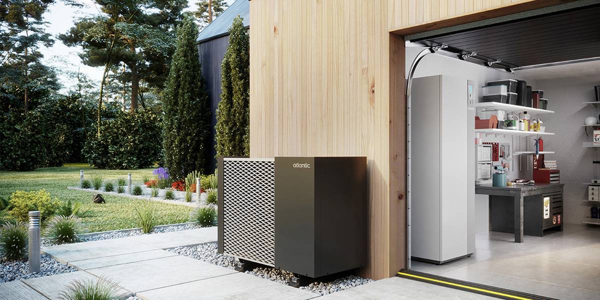 Unité extérieure d’une pompe à chaleur air-eau Atlantic Ixtra M installée dans un jardin
