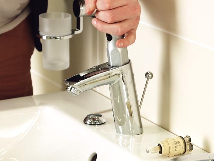 Installation d'une cartouche GROHE dans le corps du mitigeur en alignant ses ergots dans leur logement