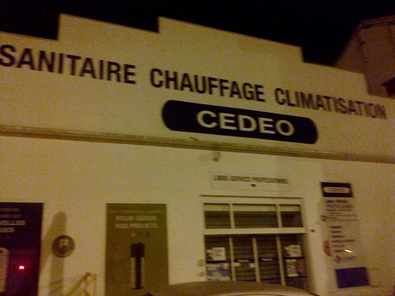 Façade d'un point de vente Cedeo à Chaville, dans les Hauts-de-Seine