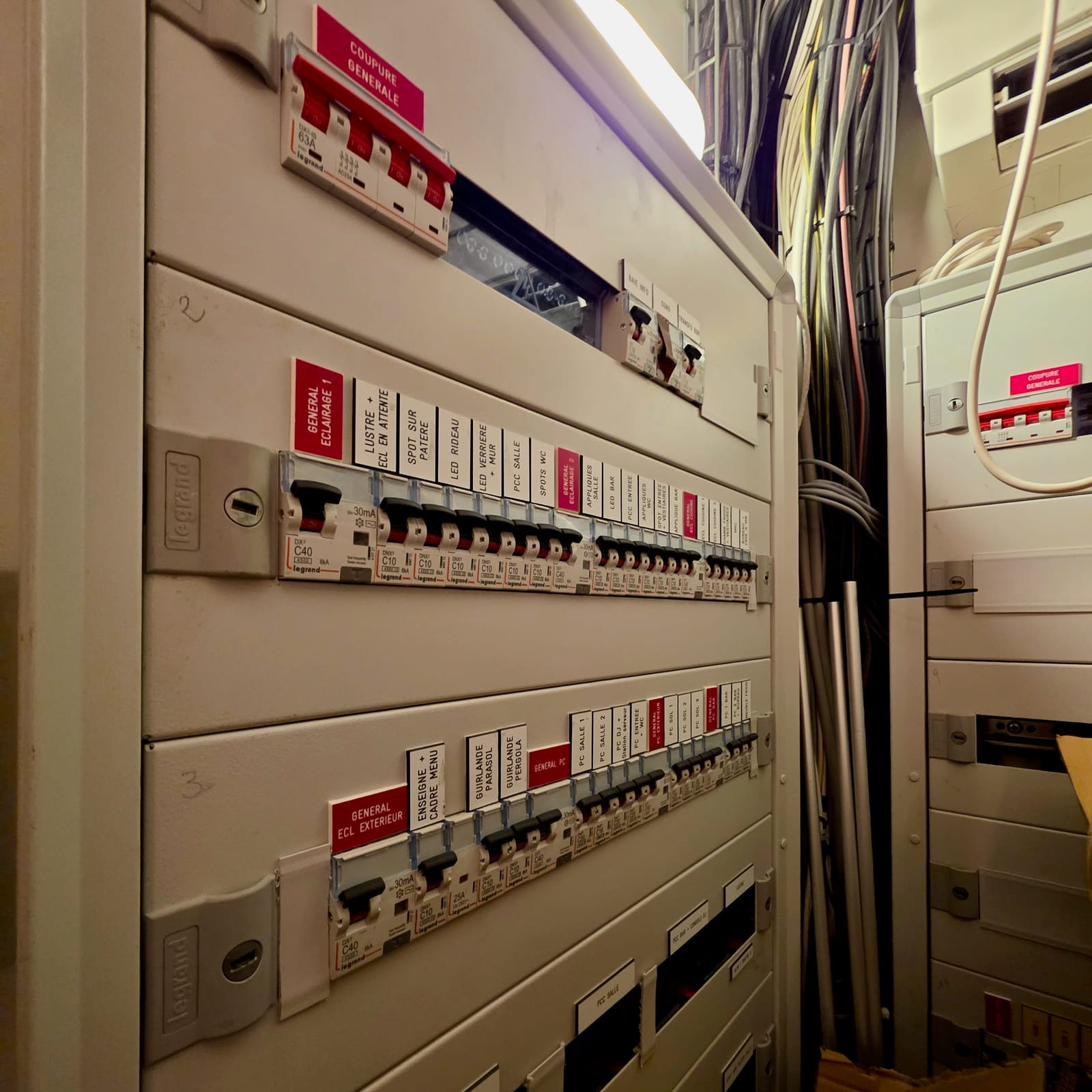 Grand tableau électrique tertiaire installé dans un restaurant