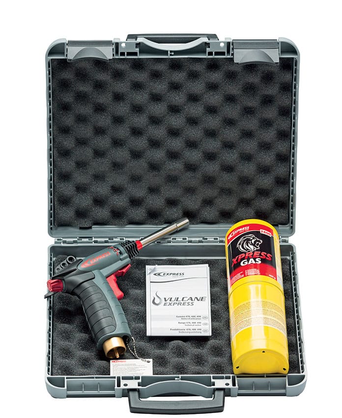 Mallette grise ouverte du kit Vulcane Express avec la torche, la cartouche XPRESS GAS et la notice, posés dans la mousse
