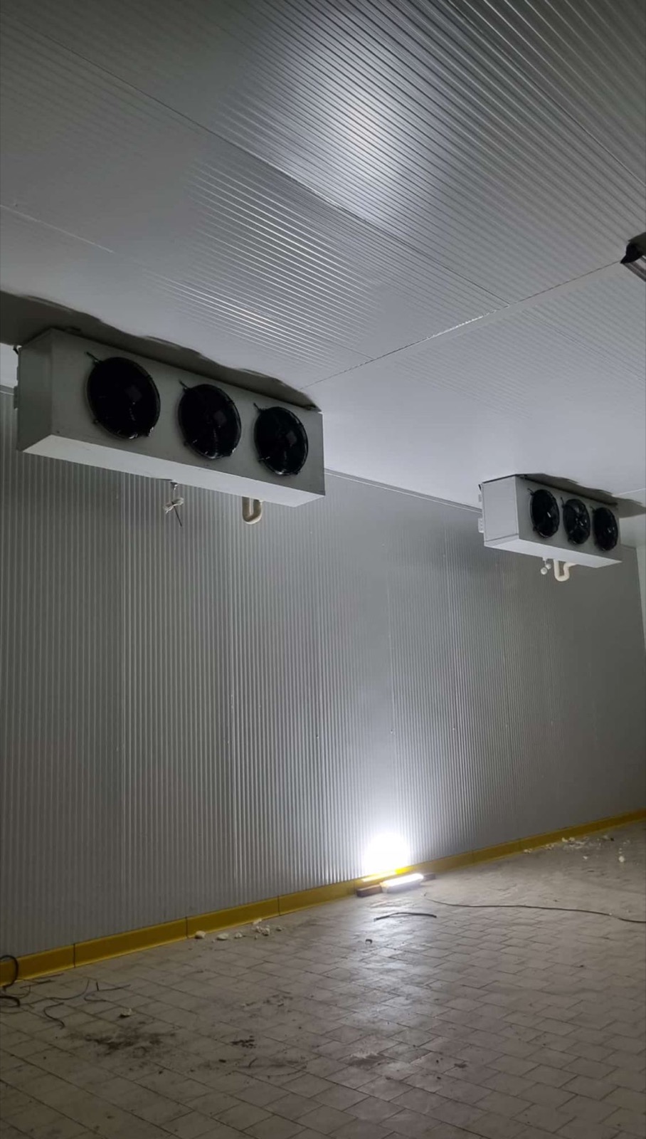 Évaporateurs installés au plafond d’une chambre froide vide avec panneaux isolants
