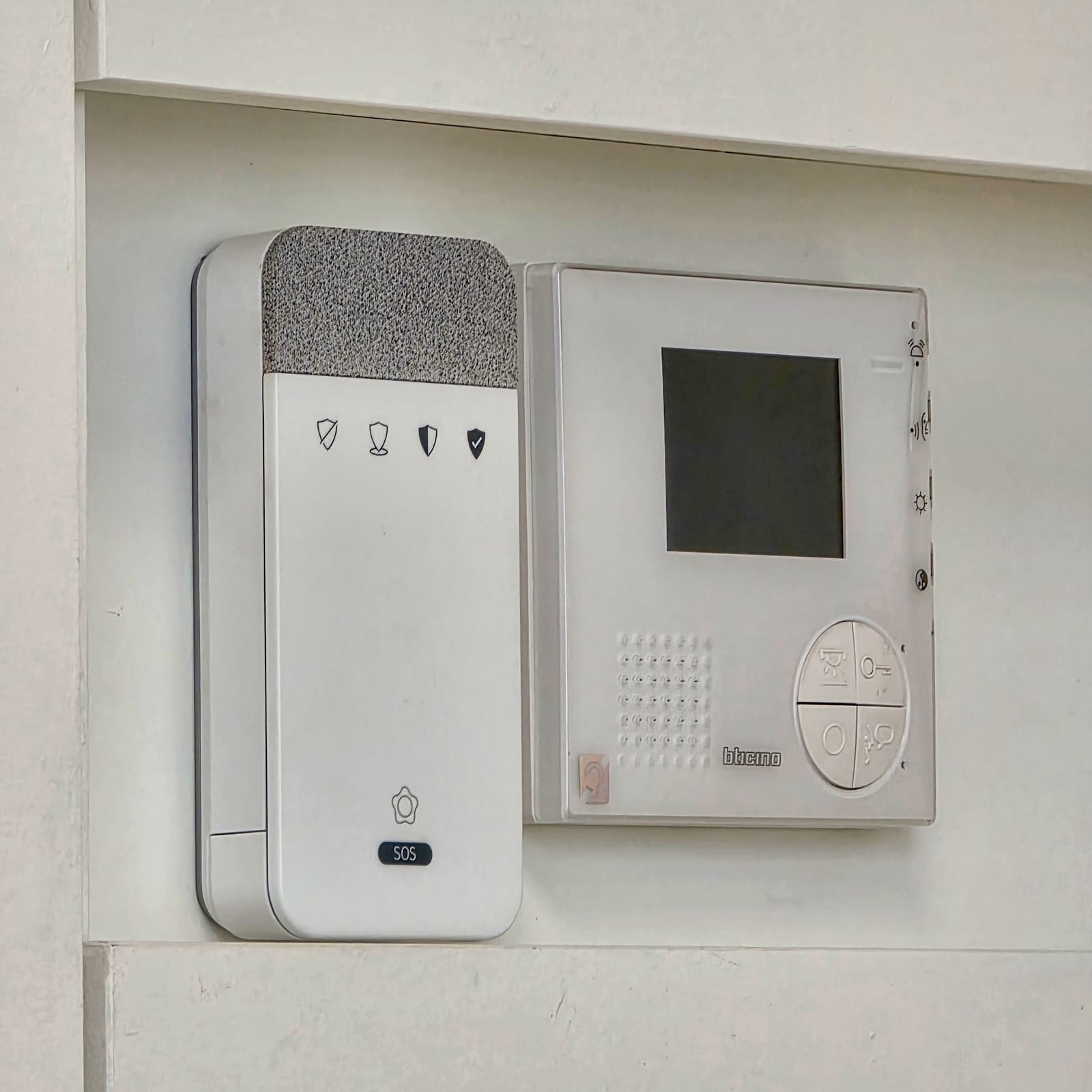 Centrale d’alarme résidentielle fixée au mur