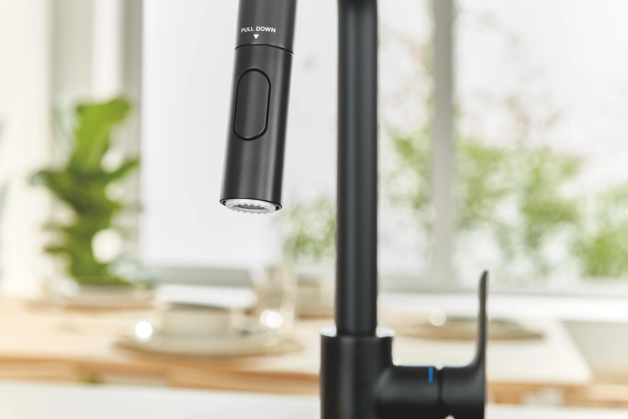 Mitigeur de cuisine noir monocommande avec douchette extractible et mousseur visible