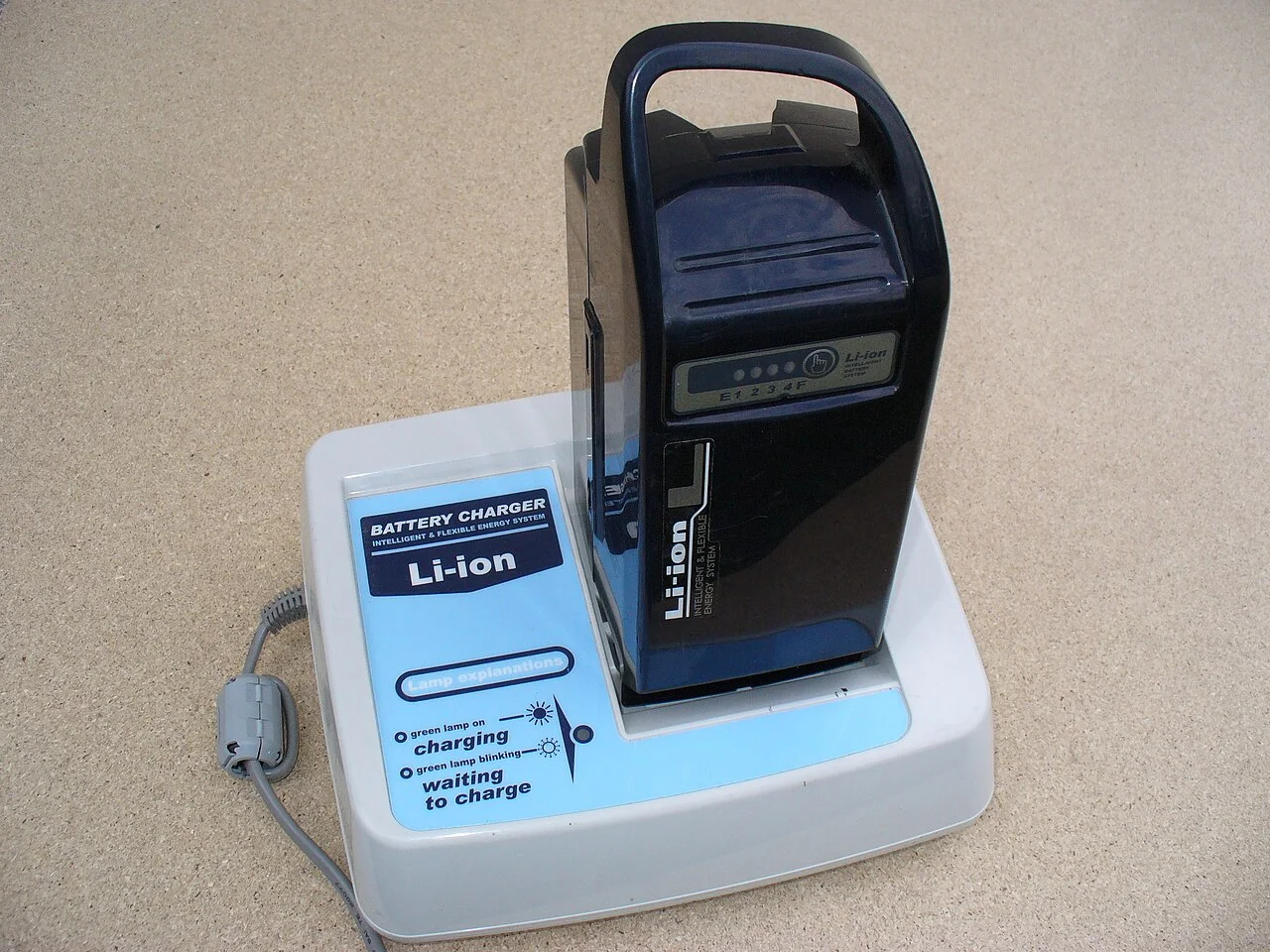 Chargeur et batterie lithium-ion de vélo électrique posés sur une table