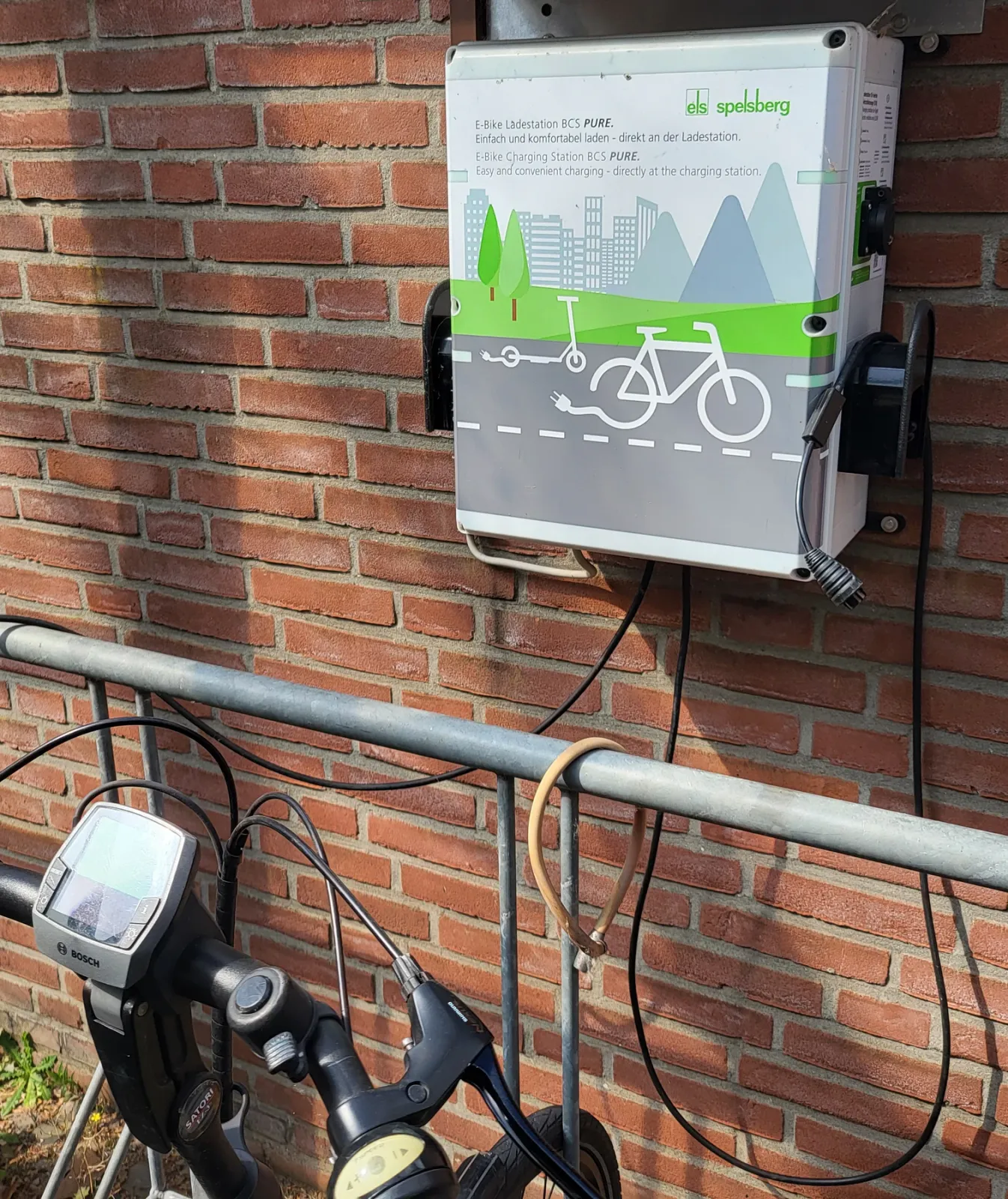 Station de recharge pour vélo électrique montée au-dessus du guidon, connecteur de charge visible