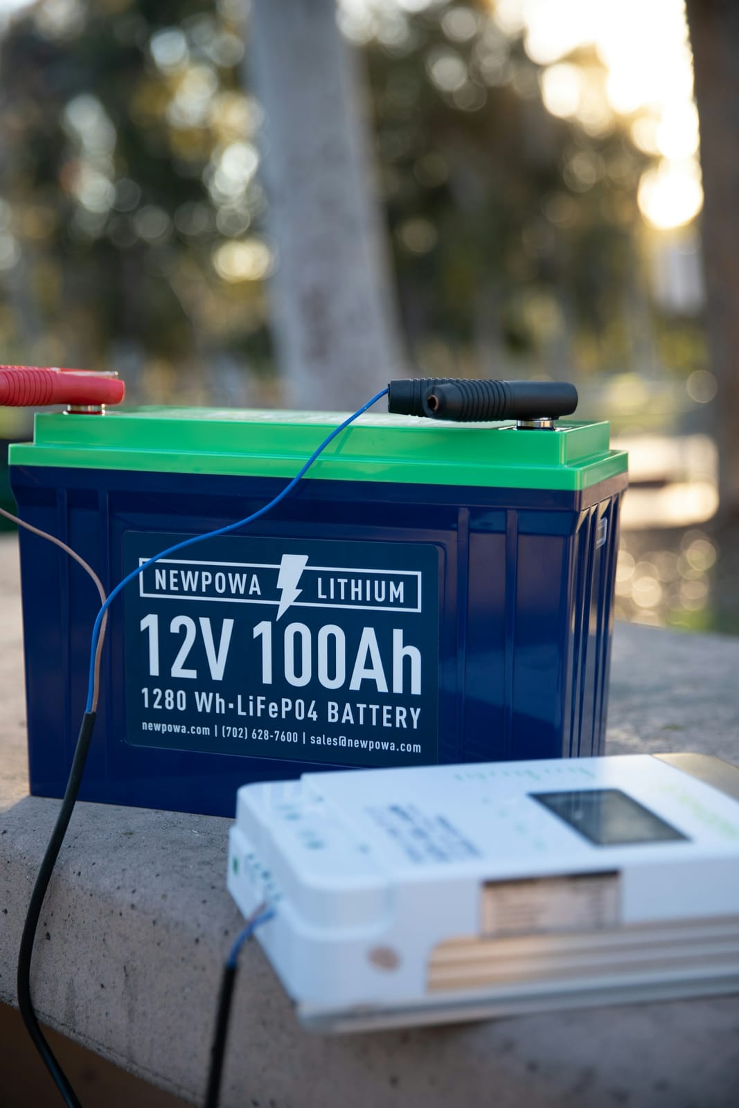 Batterie lithium branchée en charge avec câbles visibles