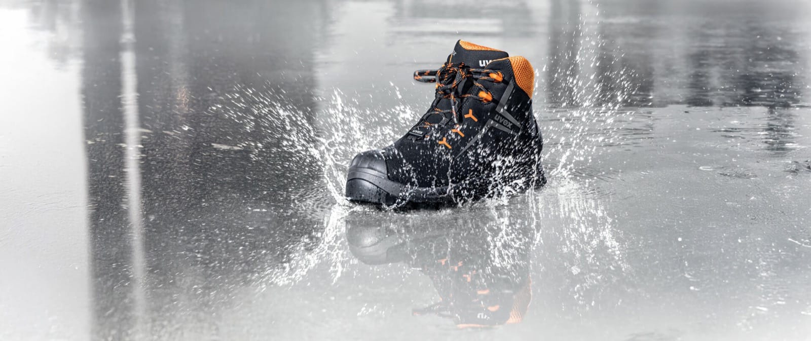 Gamme de chaussures de sécurité uvex S3 sur fond neutre