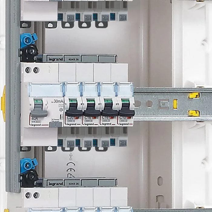 Rangée de disjoncteurs protégeant séparément les circuits d’un tableau électrique