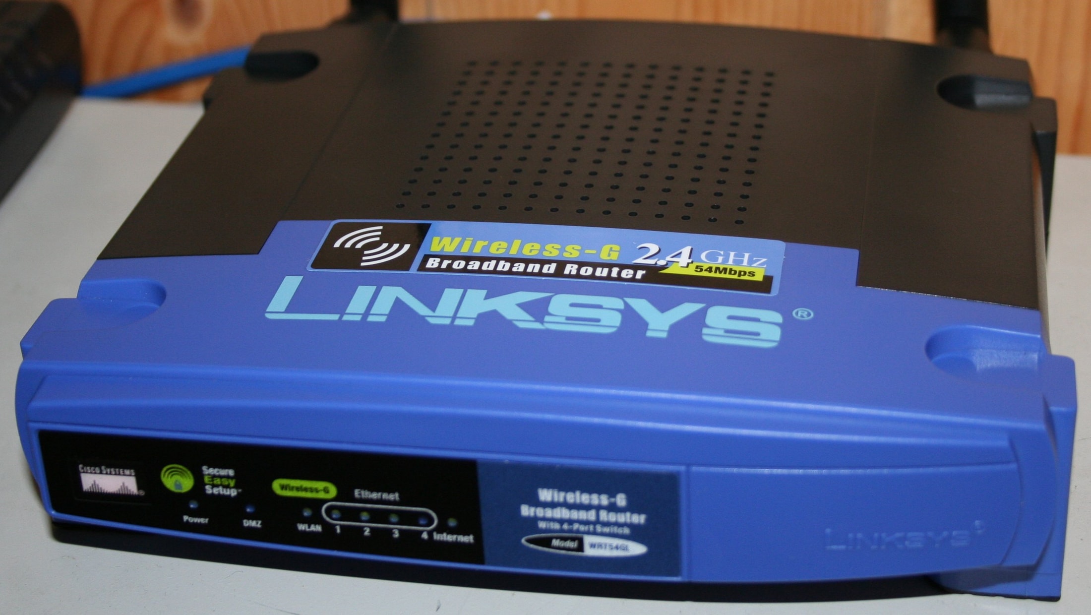 Routeur Linksys WRT54GL bleu et noir avec le logo Linksys et la mention Cisco Systems