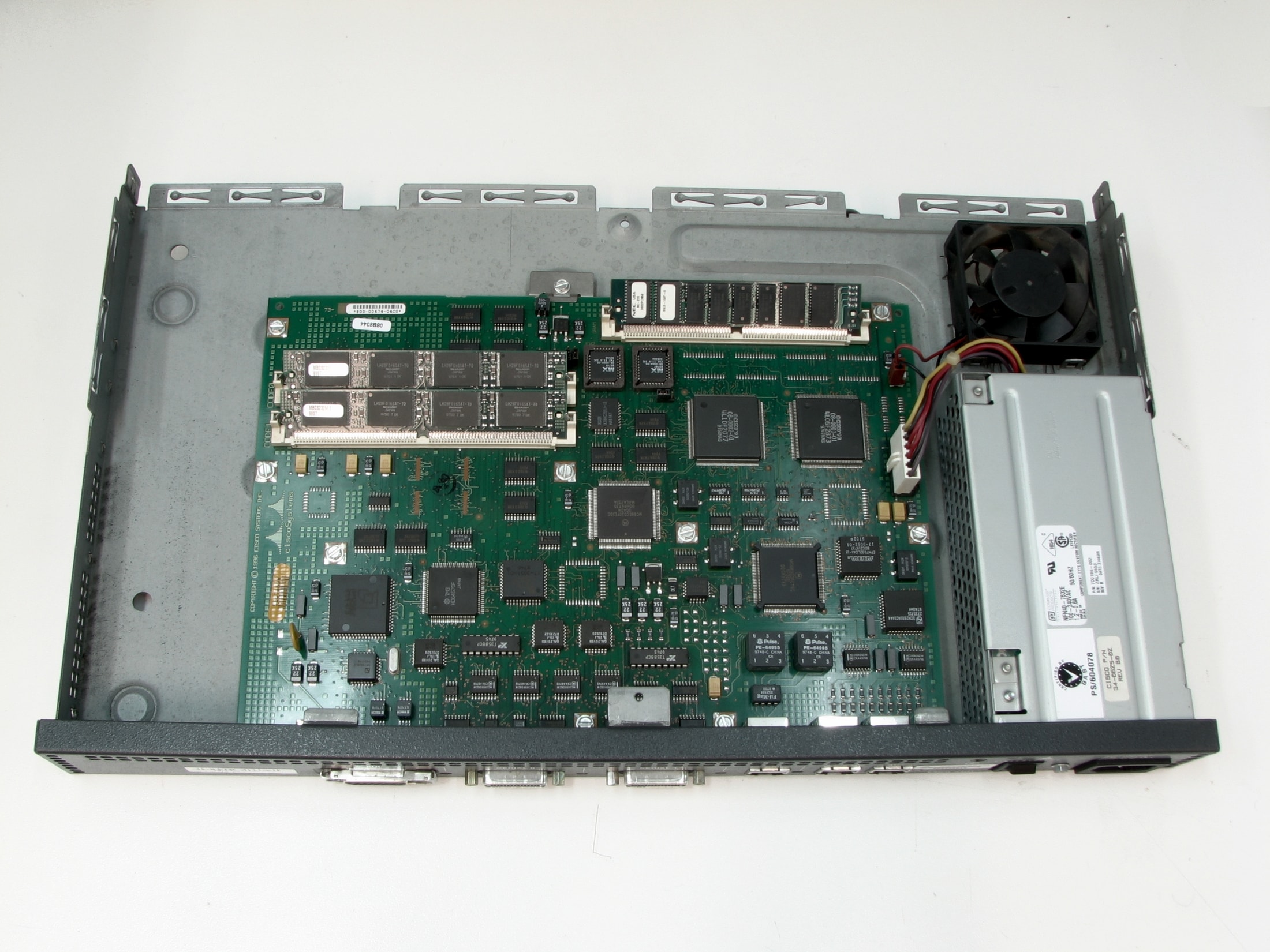 Châssis ouvert d’un routeur Cisco 2503 avec sa carte mère de 1995