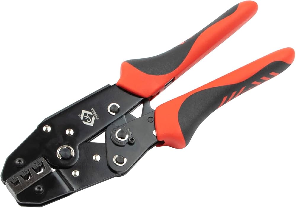 Pince à sertir noire et orange avec le logo C.K sur la partie métallique.