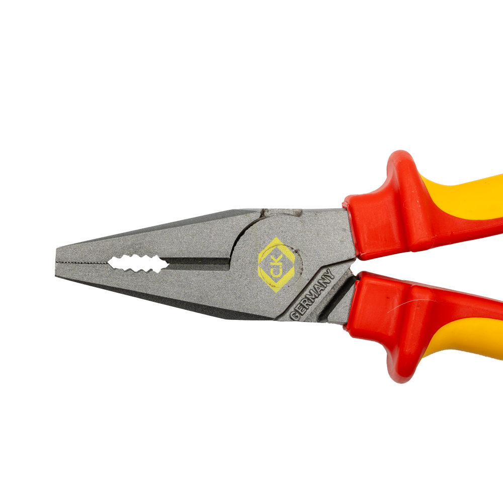 Tête métallique d’une pince à manche rouge et jaune portant le logo C.K et la mention GERMANY.