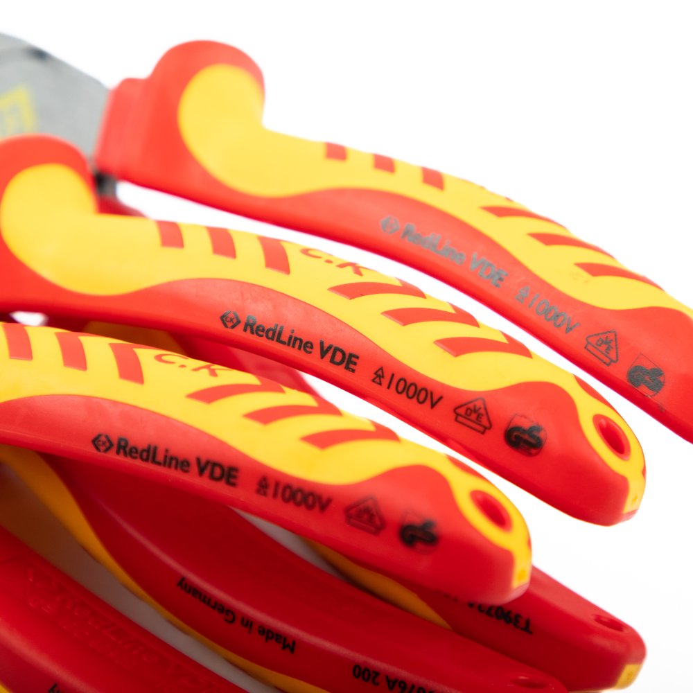 Alignement de manches de pinces rouge et jaune avec les mentions RedLine VDE 1000V et C.K.