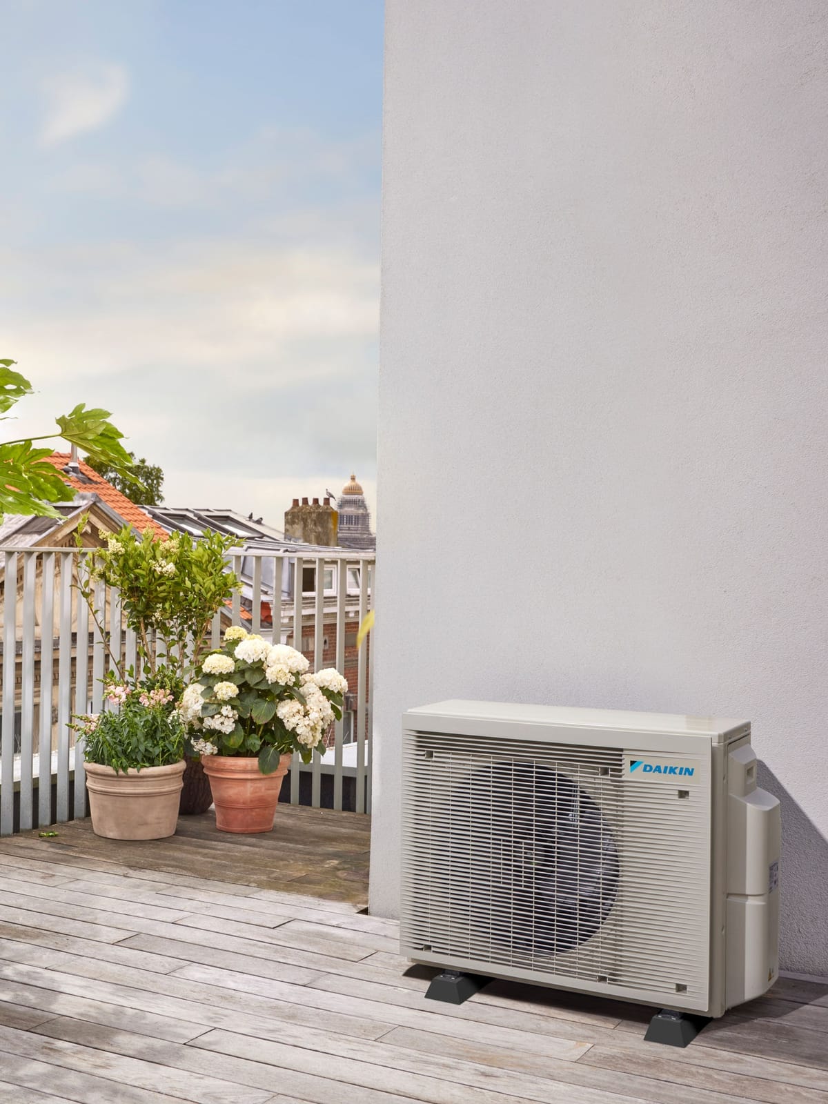 Groupe extérieur Daikin installé sur une terrasse contre un mur