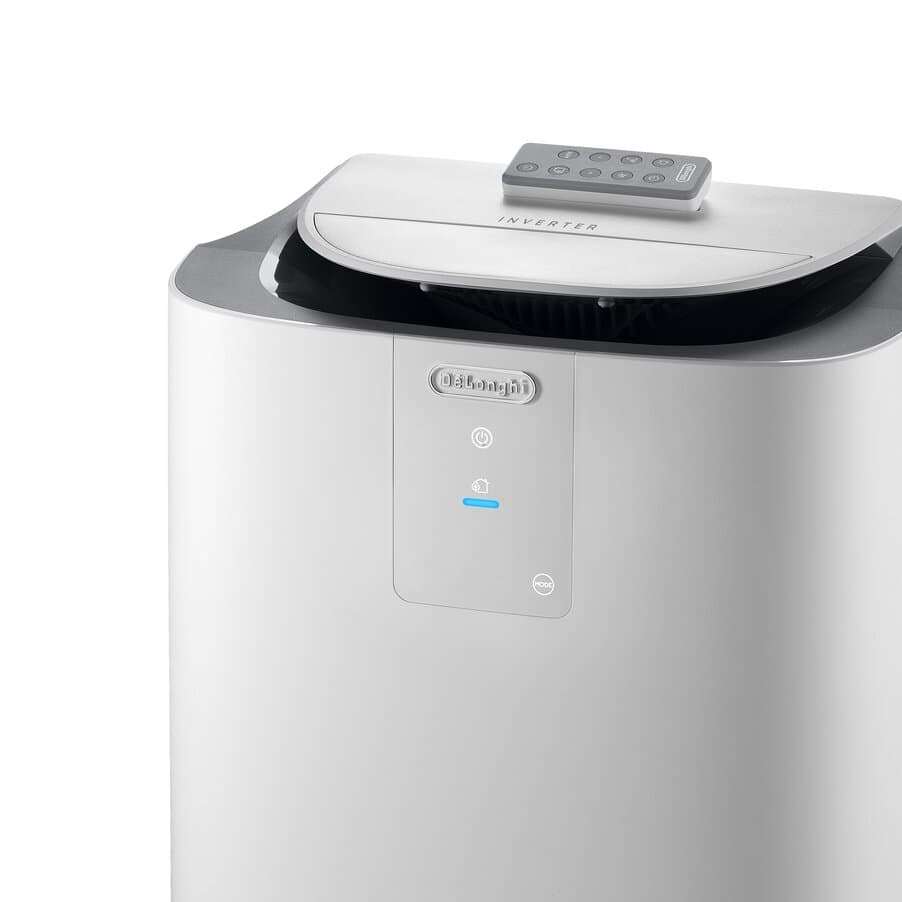 Climatiseur mobile De’Longhi Pinguino GentleJet avec télécommande posée sur l’appareil