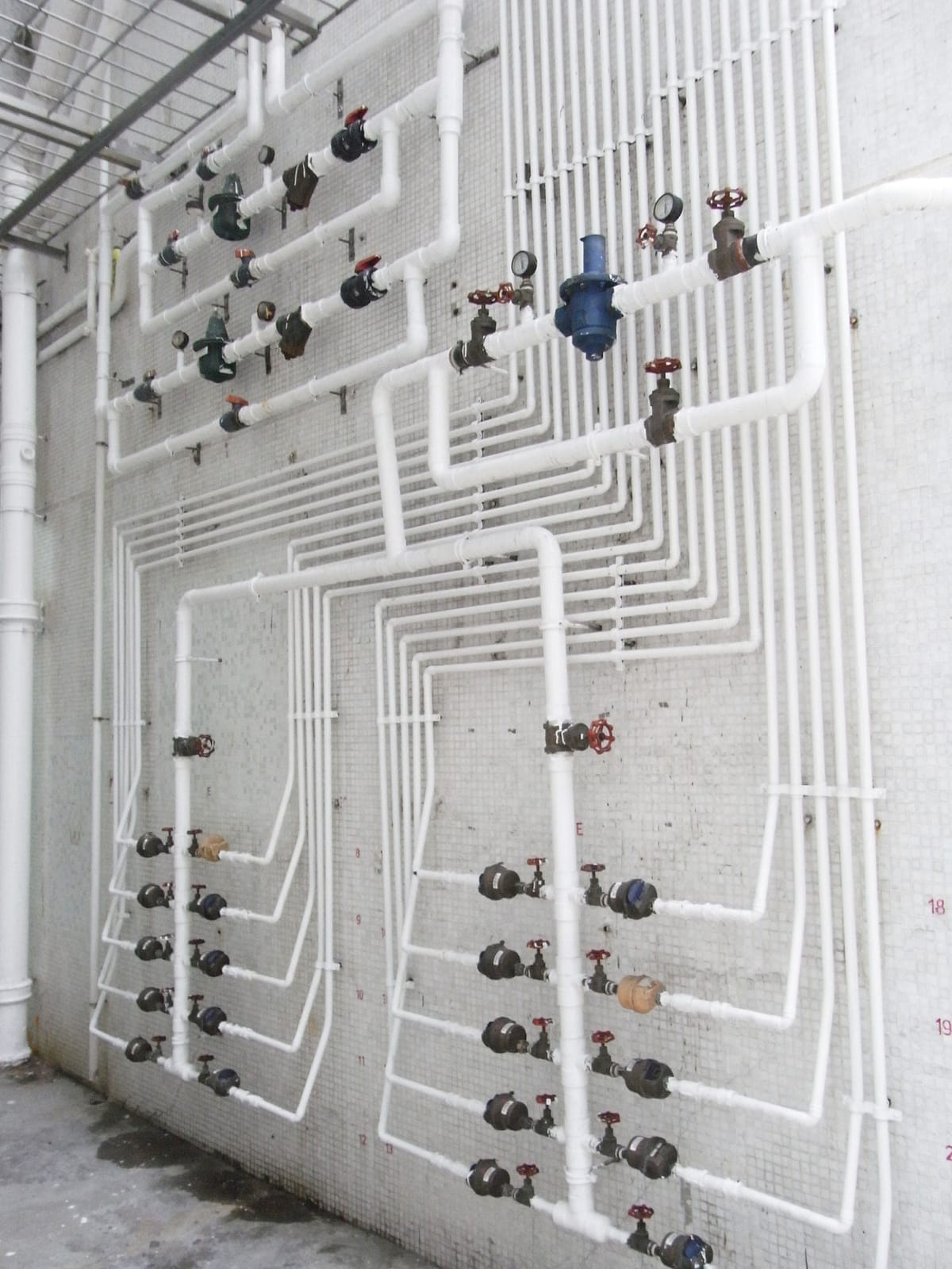 Batterie de compteurs d’eau et de vannes sur une installation collective