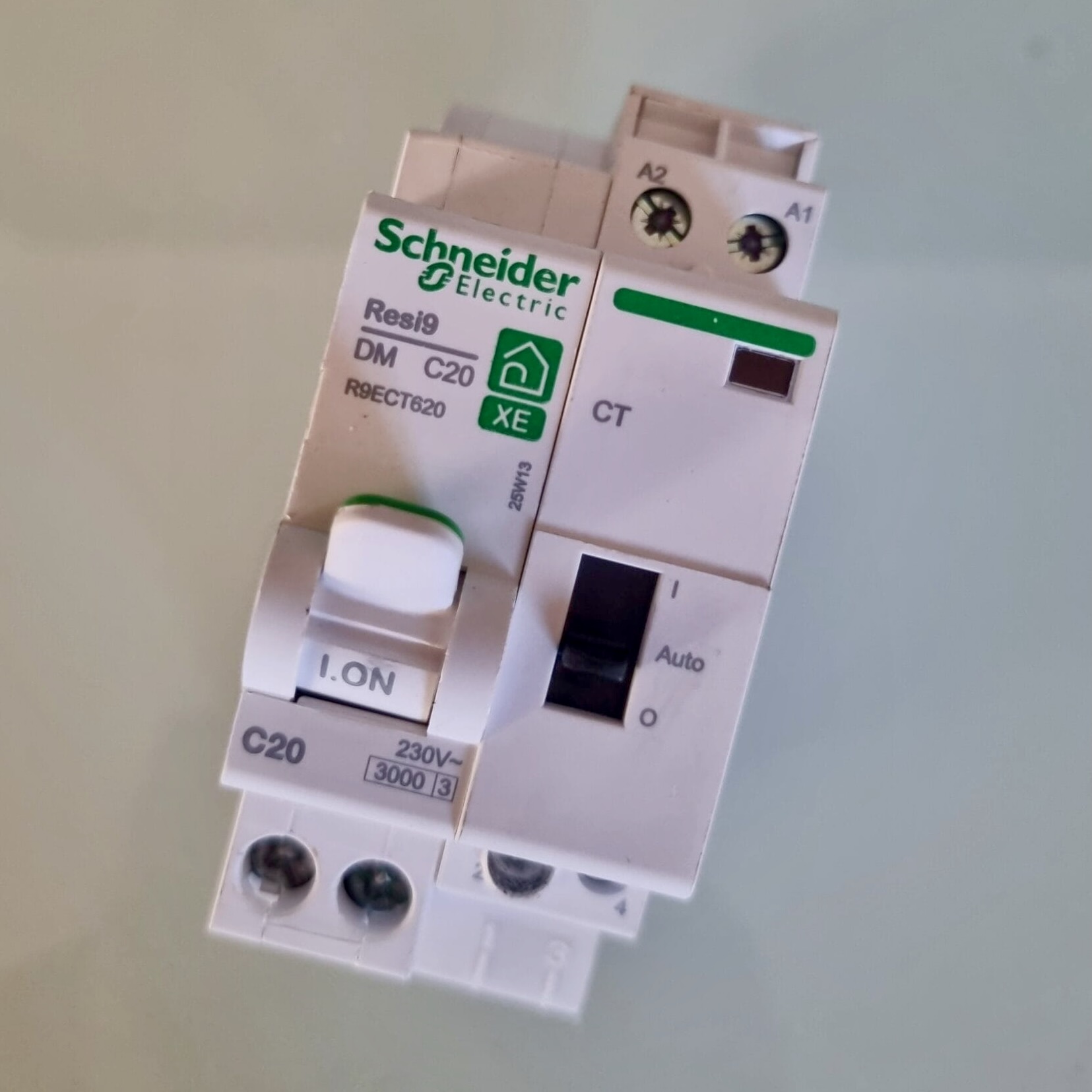Contacteur Schneider Resi9 20A — vue frontale