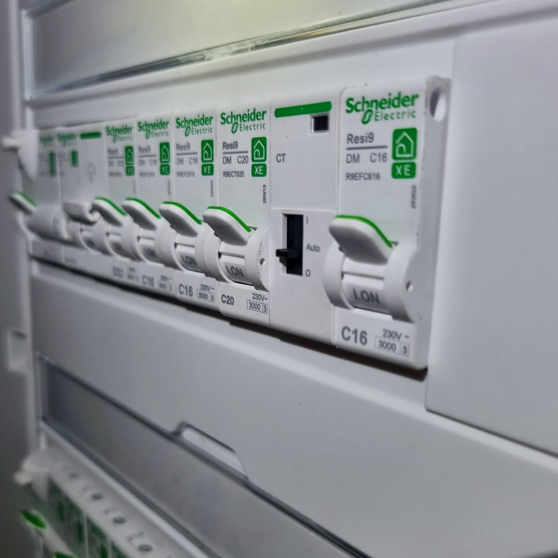 Tableau électrique Schneider Resi9 vue latérale installé à Vaucresson — différentiel type F