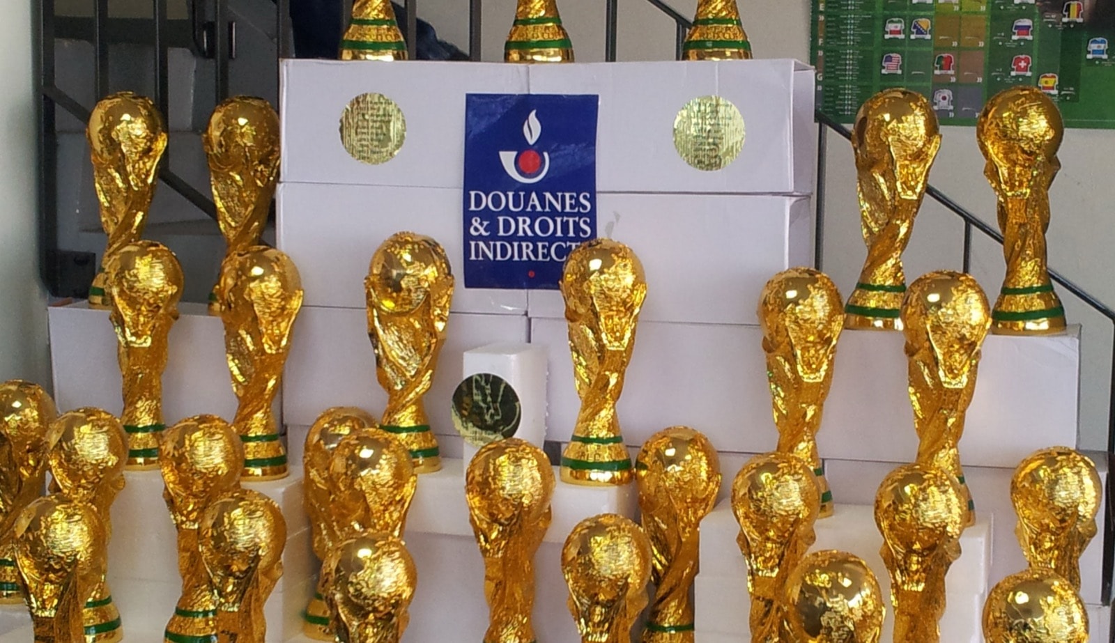 Saisie douanière de contrefaçons présentée au public