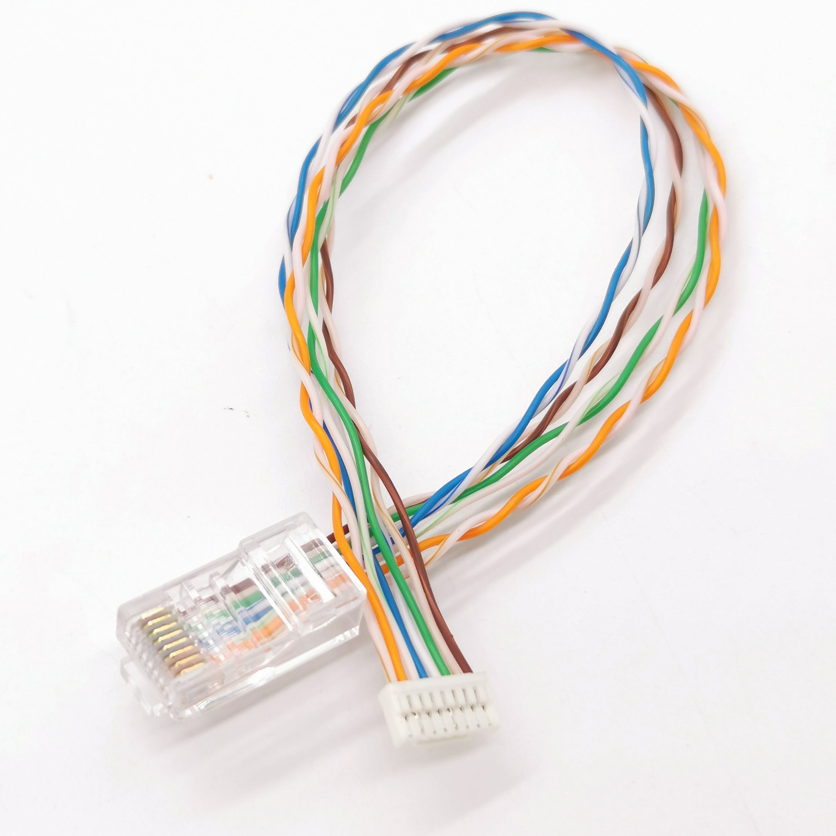 Un câble composé de fils torsadés multicolores terminé par un connecteur transparent et un connecteur blanc.