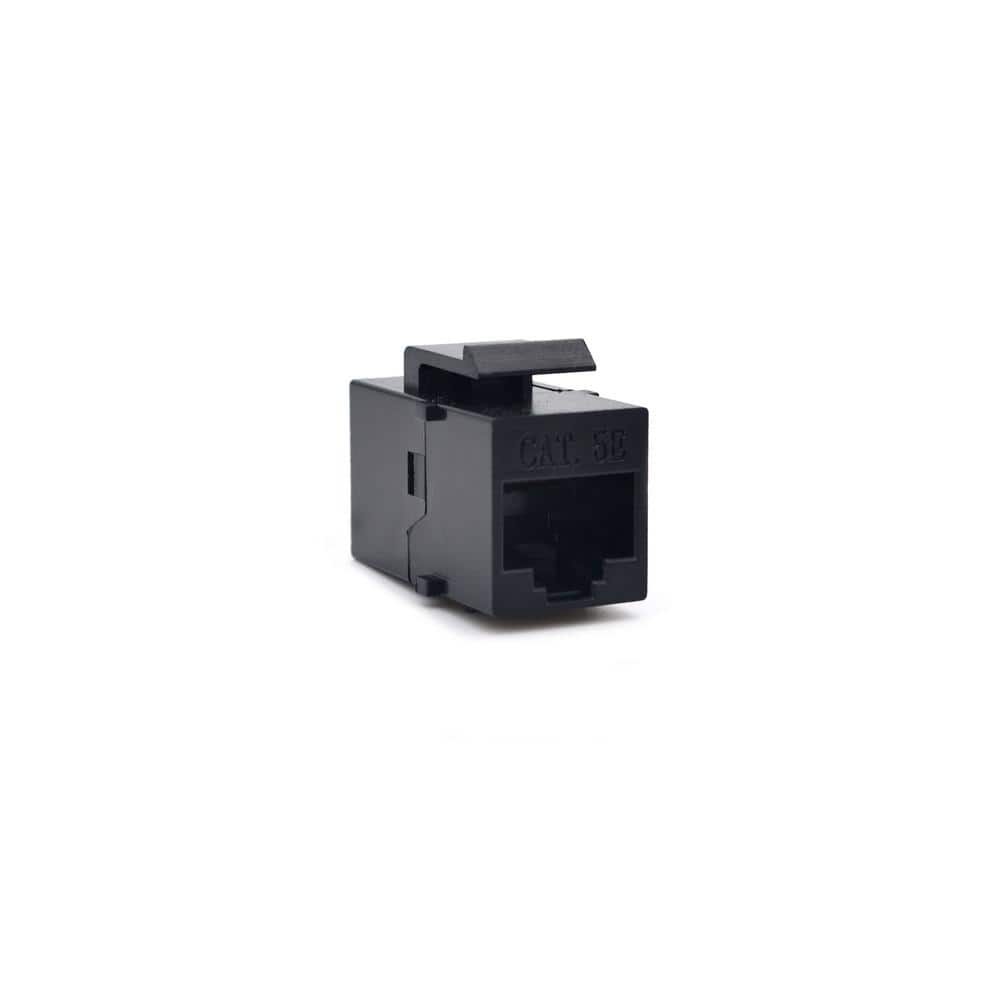 Un petit connecteur réseau noir femelle marqué Cat 5E isolé sur fond blanc.