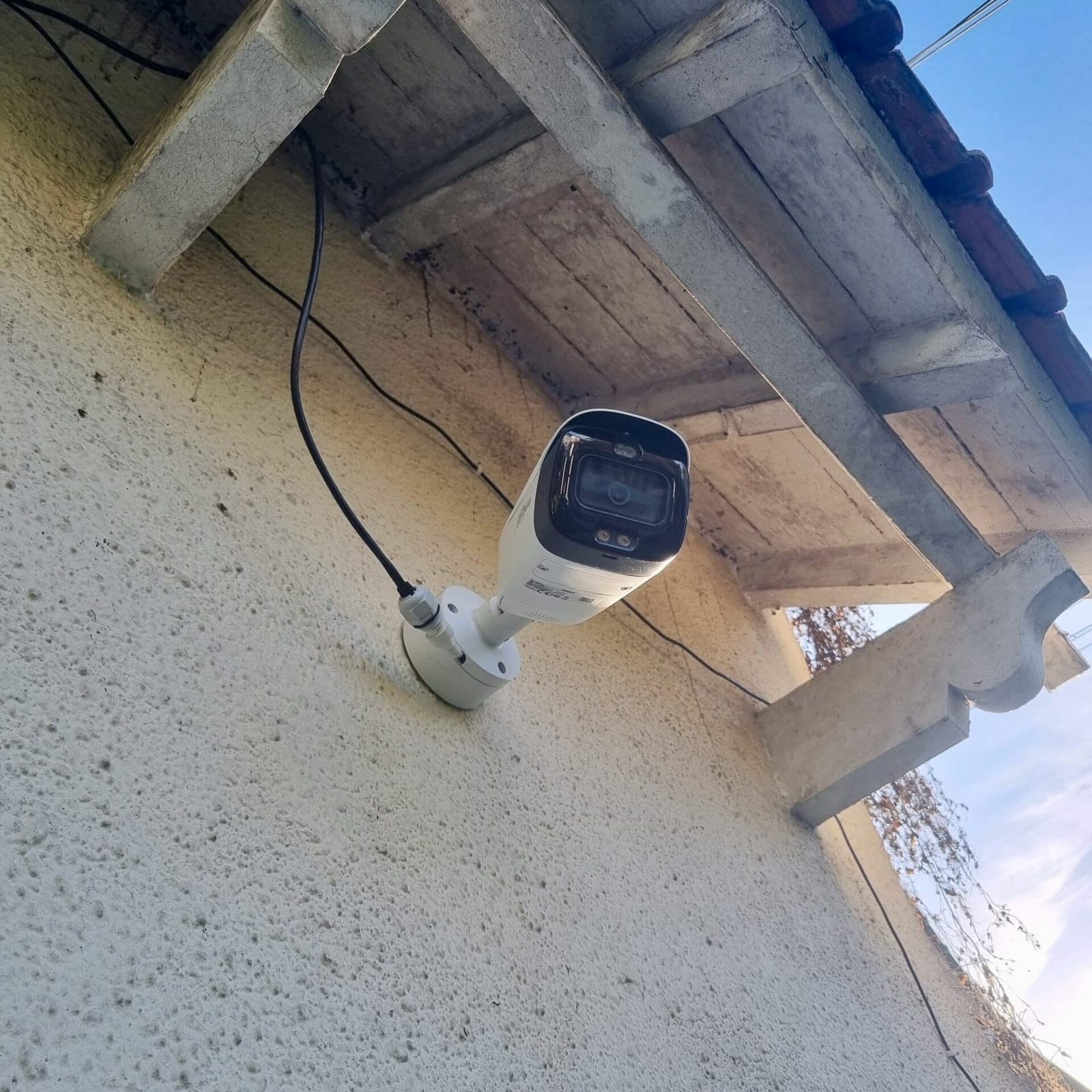 Caméra Dahua extérieure vue de face avec infrarouge