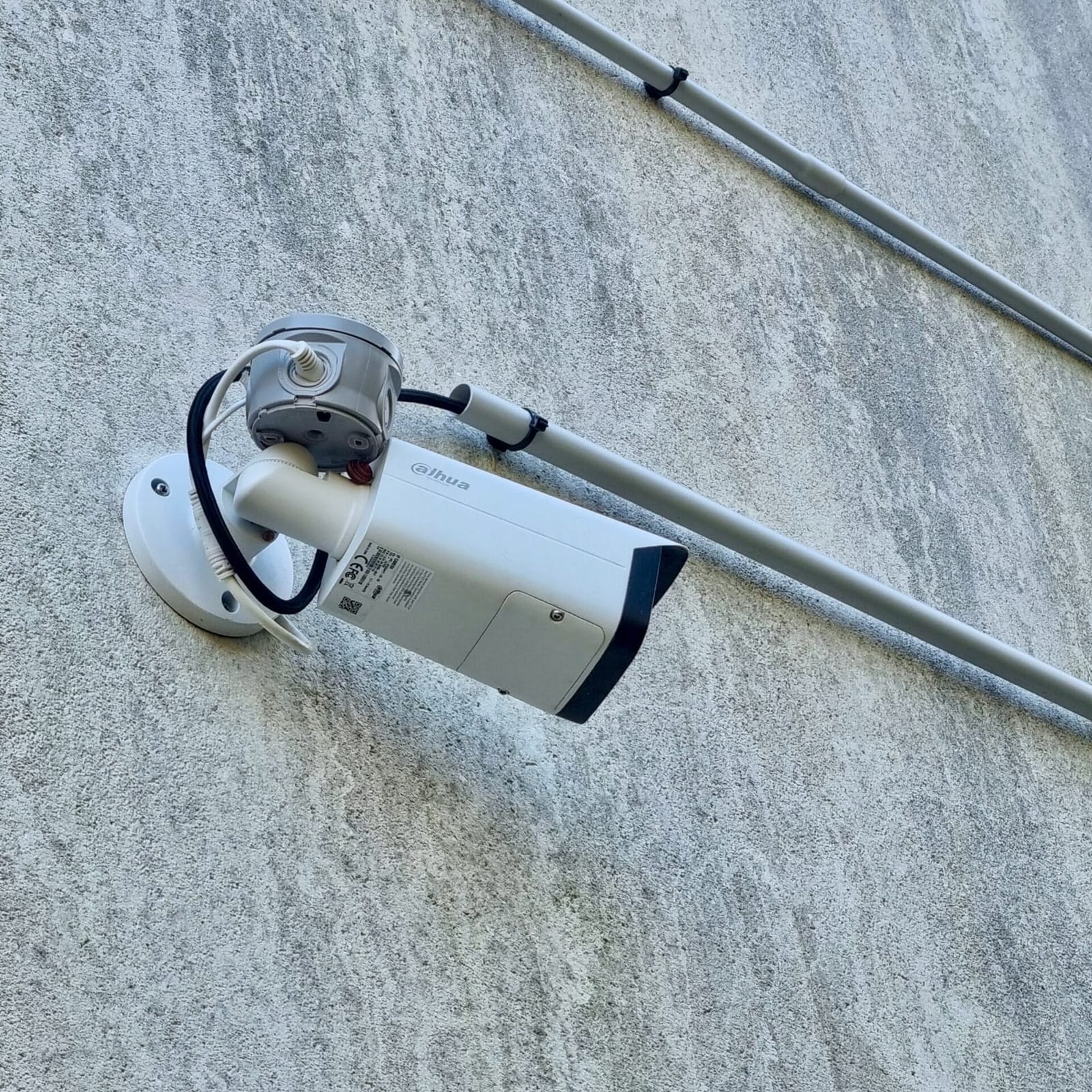 Caméra Dahua 5K extérieure posée sur mur blanc