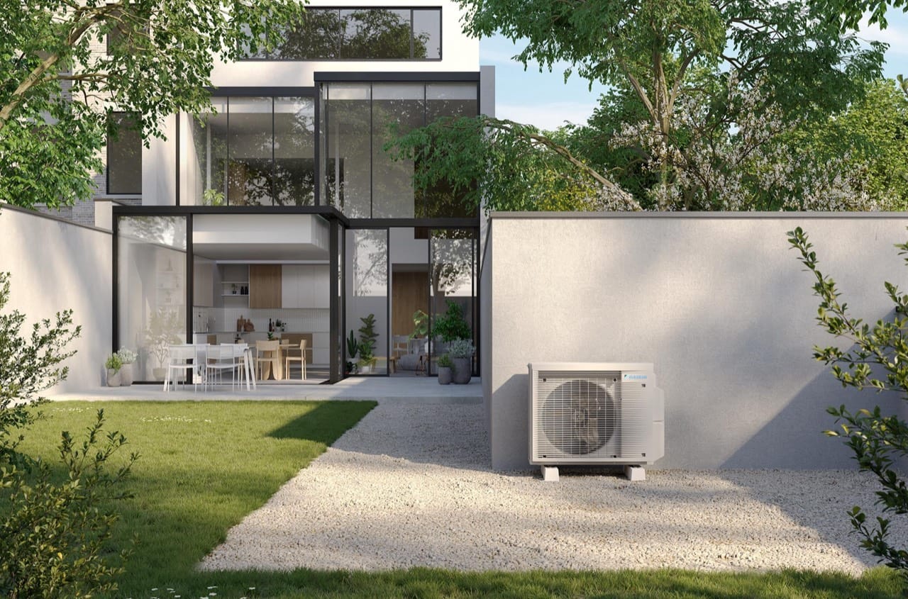 Groupe extérieur multi-split Daikin MXM installé dans un jardin, photo du fabricant